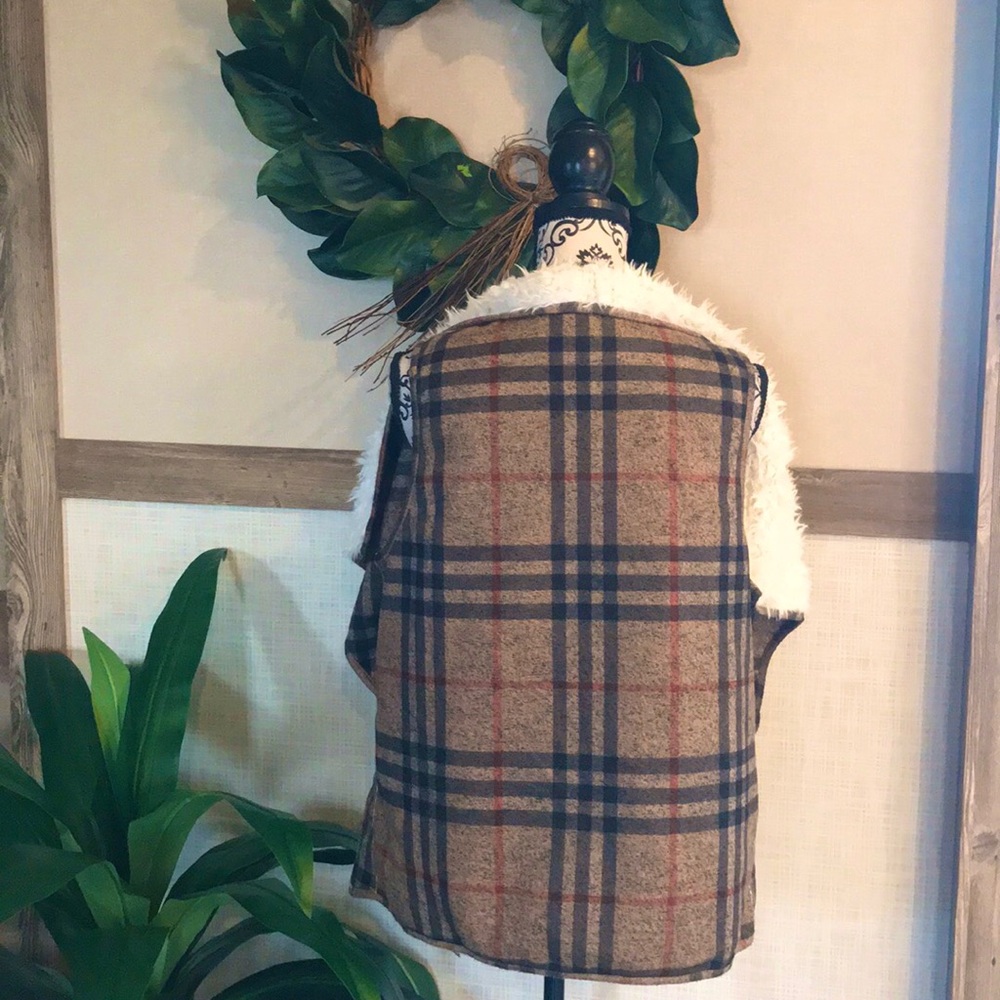 Classic Famous Plaid Print Sherpa Vest - Picture 3 of 8